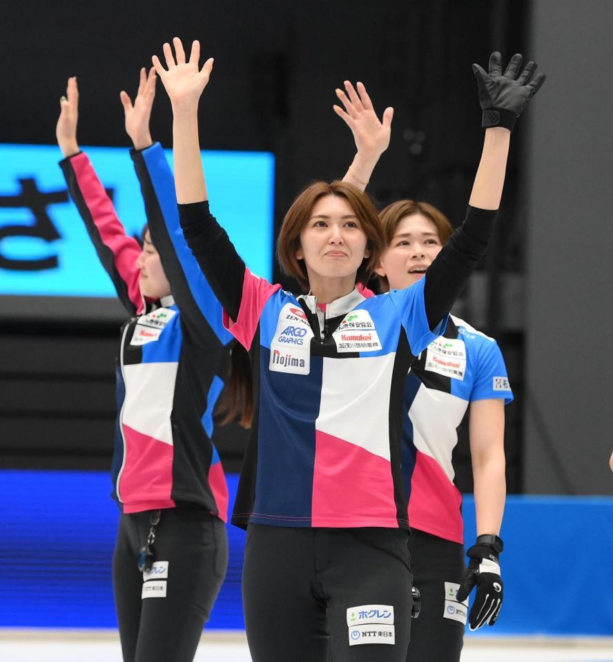 優勝を決めて喜ぶフォルティウス・吉村紗也香＝９日