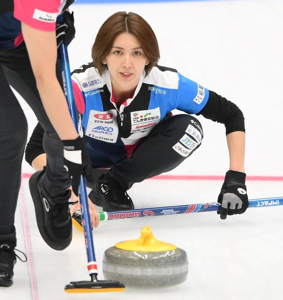 　ストーンを投じるフォルティウス・吉村紗也香＝９日