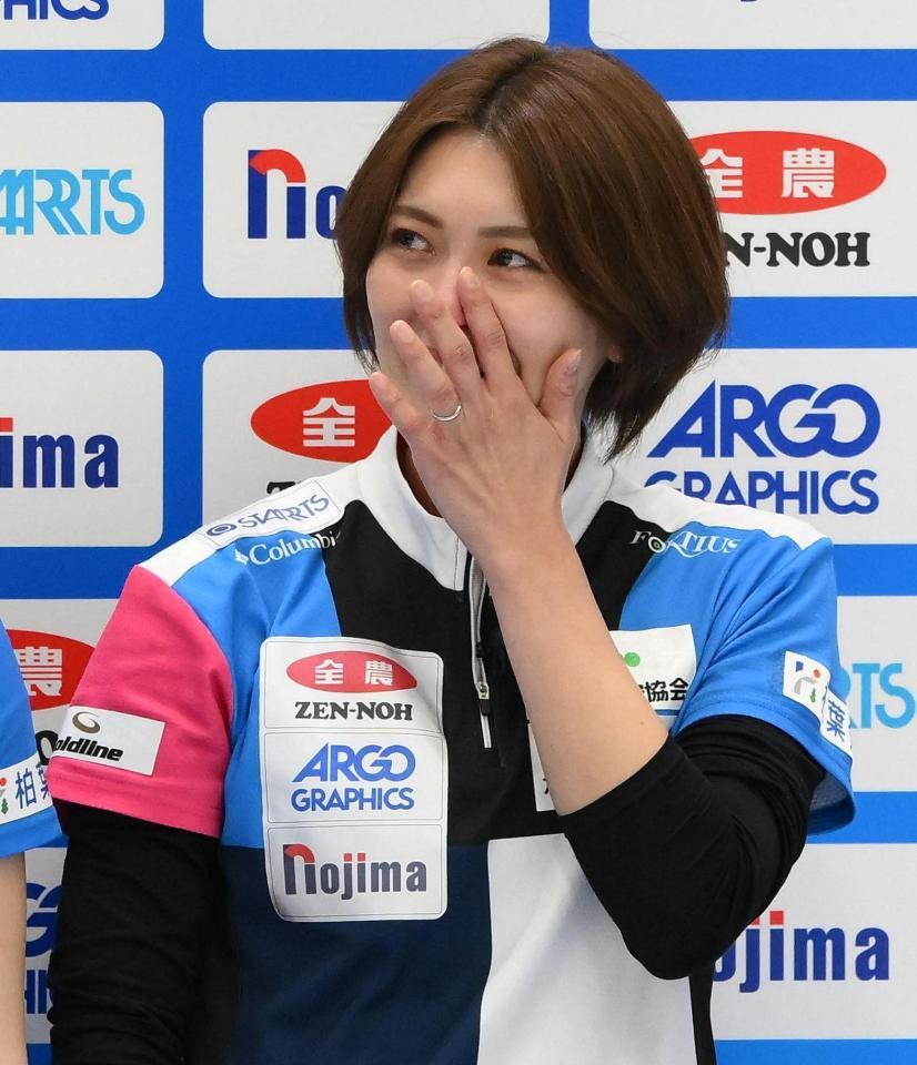 　試合後のインタビューで涙を拭くフォルティウス・吉村紗也香＝９日