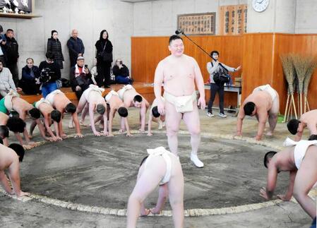 【写真】宮城野親方 「白鵬杯」出場の外国人子ども力士に白まわし姿で指導