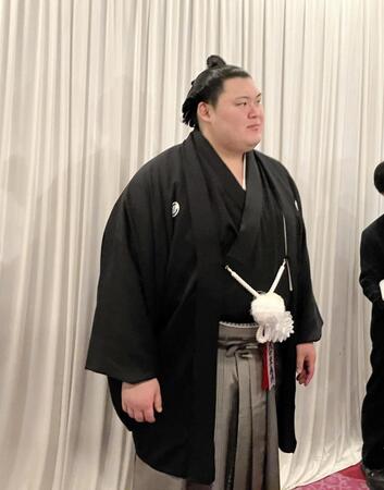 　大関襲名披露パーティーで取材に応じる大の里