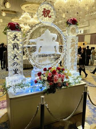 　大の里の大関昇進披露会場入り口に飾られた氷製のフォトスポット