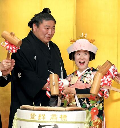 　鏡開きをする若元春（左）と美岬夫人（撮影・佐藤厚）