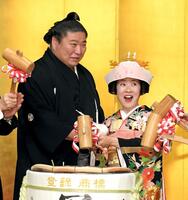 　鏡開きをする若元春（左）と美岬夫人（撮影・佐藤厚）