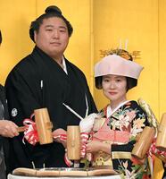 　鏡開きをする若元春（左）と美岬夫人（撮影・佐藤厚）