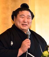 　結婚披露宴を前に満面の笑みを浮かべる若元春（撮影・佐藤厚）