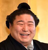 　結婚披露宴を前に満面の笑みを浮かべる若元春（撮影・佐藤厚）