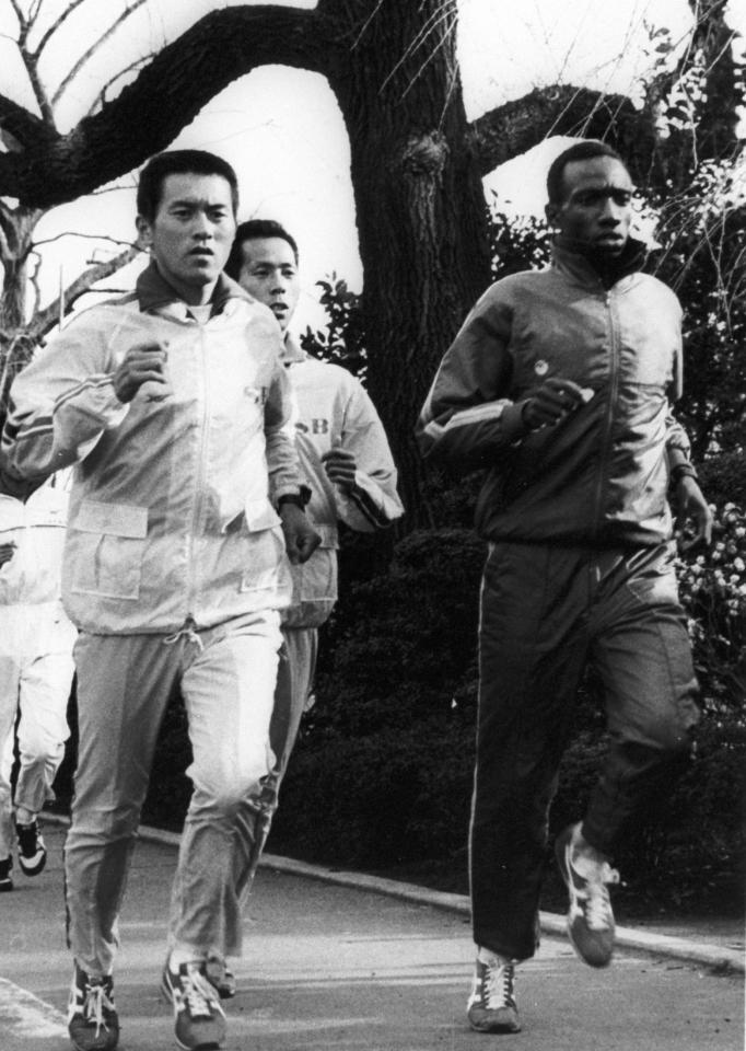 　瀬古利彦（左）と神宮外苑で練習するダグラス・ワキウリ＝１９８３年３月