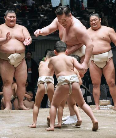 宮城野親方「私は相撲が大好き」　白鵬杯５歳から中学３年生までの１１００人が熱戦