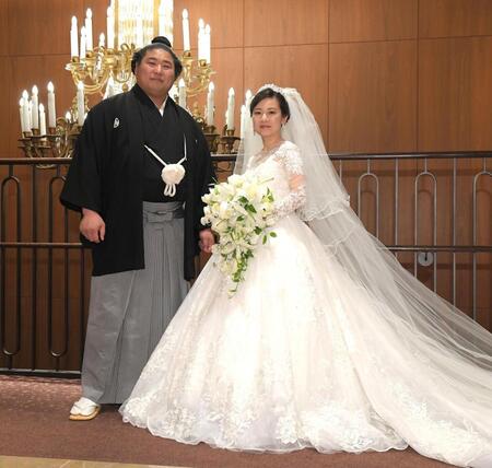 　ウェディングドレスに着替えた美岬夫人（右）の横で幸せいっぱいの若元春＝１１日