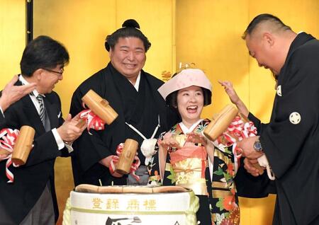 　鏡開きをする若元春（中央左）と美岬夫人（同右）右は荒汐親方＝１１日
