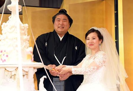 　ケーキ入刀する若元春（左）と美岬夫人＝１１日