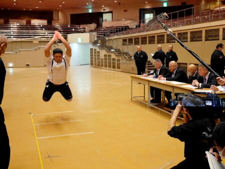 　立ち幅跳びに挑む今田光星