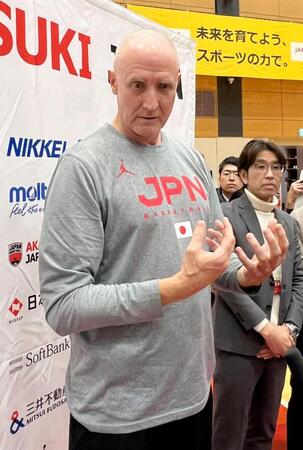 　取材に応じるバスケットボール男子日本代表のホーバス監督