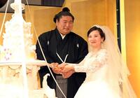 　ケーキ入刀する若元春（左）と美岬夫人＝１１日
