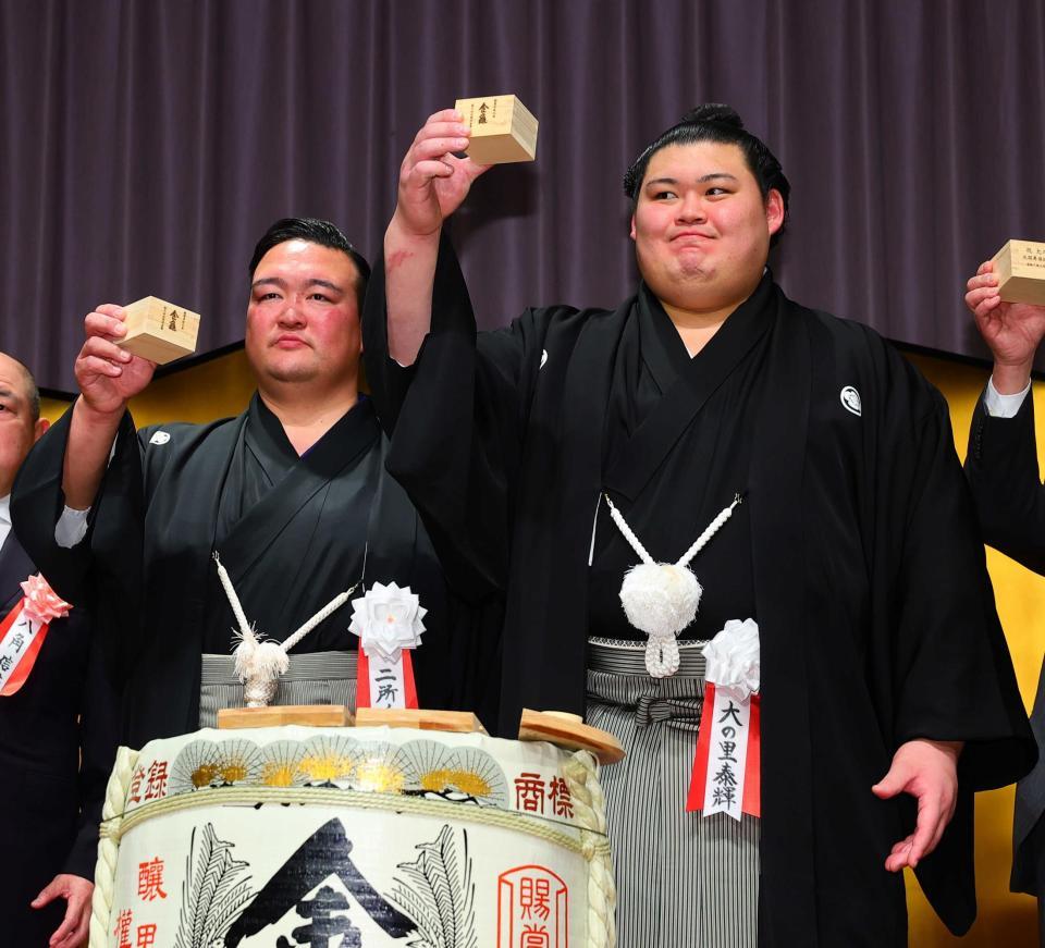 　乾杯する二所ノ関親方（左）と大の里（代表撮影）