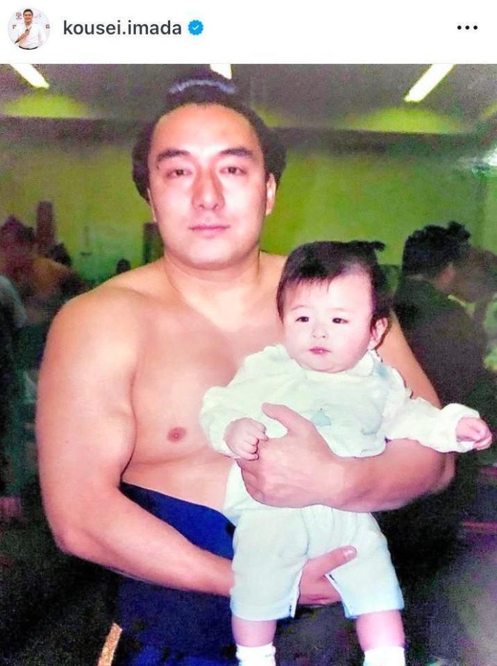 　寺尾に抱かれる赤ん坊の頃の今田光星＝本人のインスタグラム（ｋｏｕｓｅｉ．ｉｍａｄａ）より