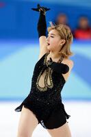 　演技する坂本花織（共同）