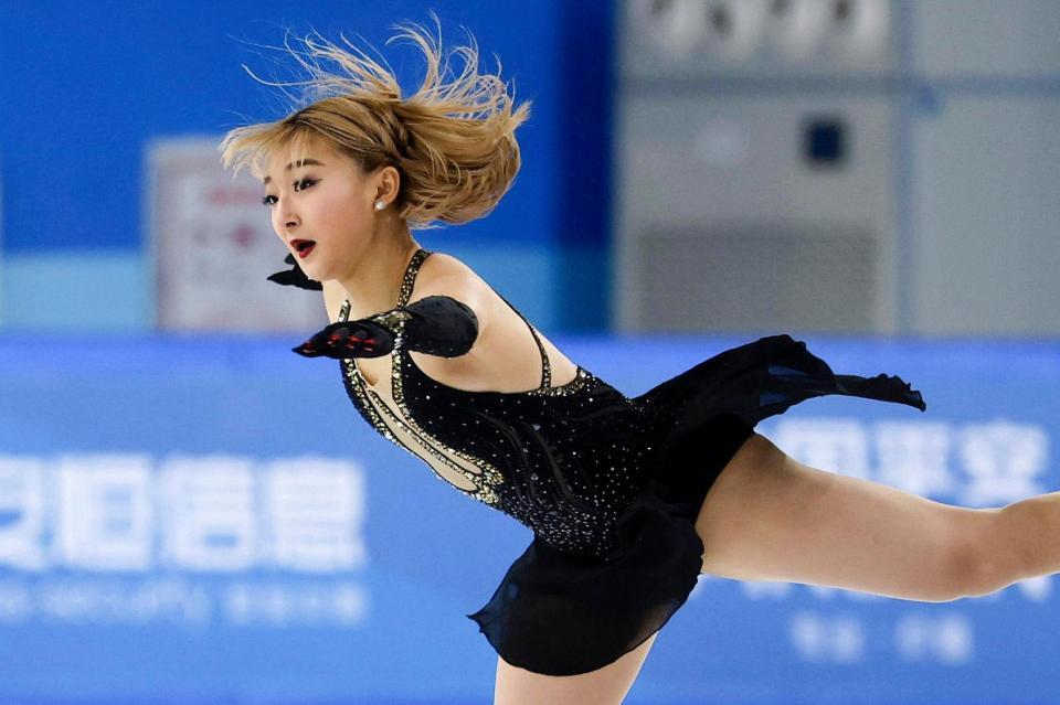 　演技する坂本花織（共同）