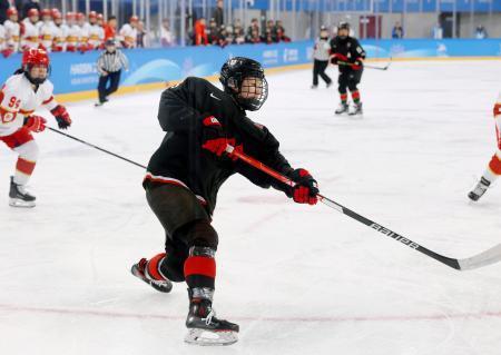 　日本-中国　第１ピリオド、勝ち越しゴールを決める志賀葵＝ハルビン（共同）