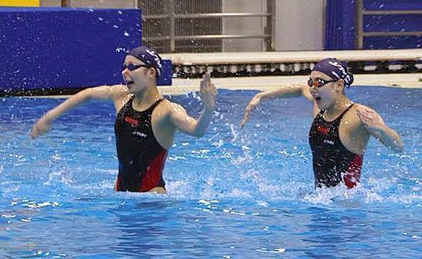 　デュエットＴＲを披露する比嘉もえ（左）