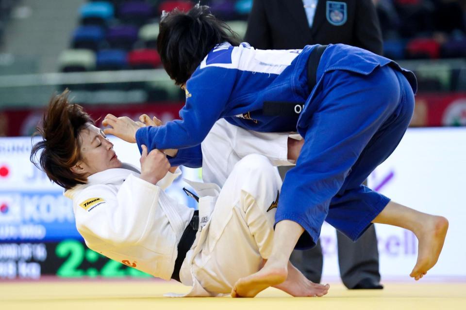 　韓国選手（上）と対戦する角田夏実（ＡＰ＝共同）