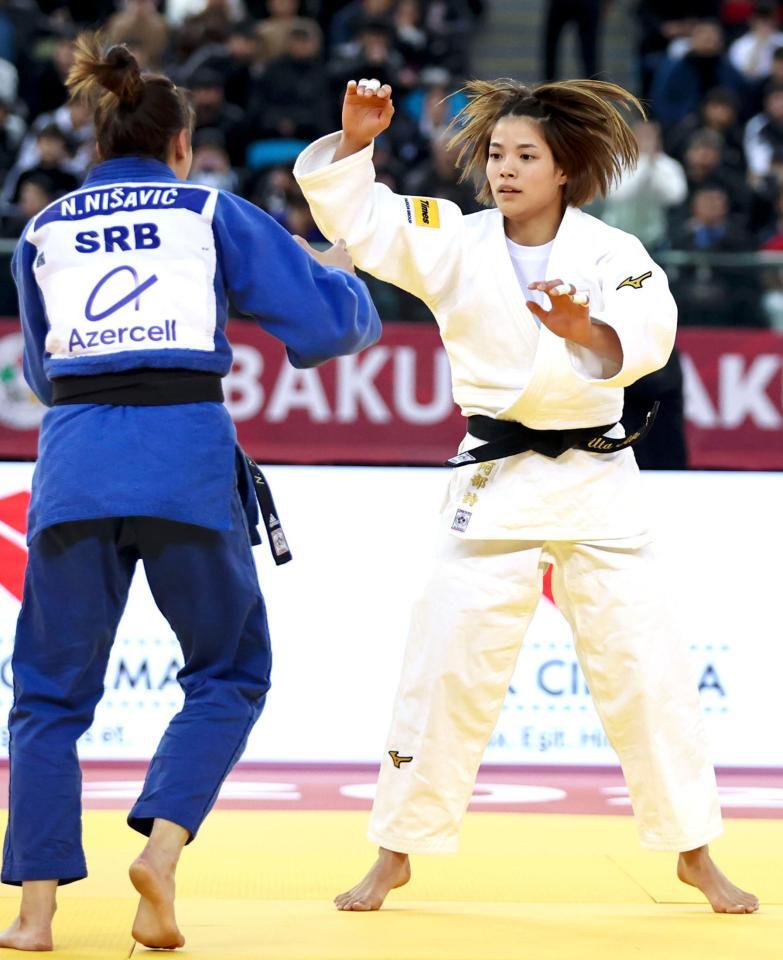 　セルビア選手（左）と対戦する阿部詩（ＡＰ＝共同）