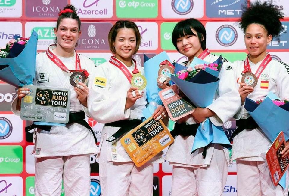 　女子52キロ級で優勝し、表彰台で笑顔の阿部詩（左から２人目）＝国際柔道連盟提供・共同