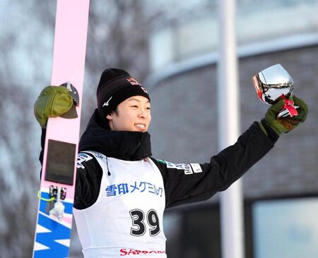 　今季初優勝し、声援に応える小林陵侑