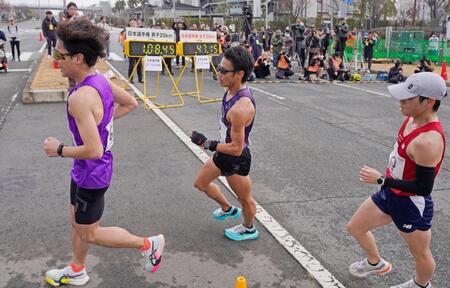 　終盤、レースする山西利和（中央）