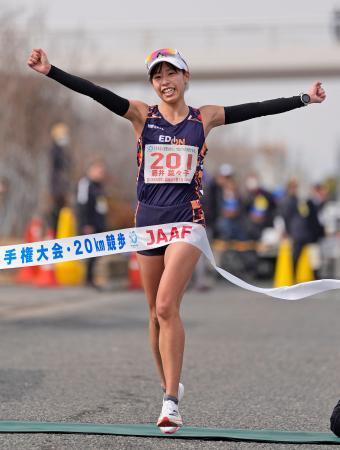 　女子２０キロ　１時間２６分３３秒の日本新記録で優勝した藤井菜々子。世界選手権東京大会の代表に決まった＝六甲アイランド甲南大周辺コース