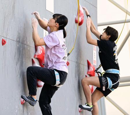 　女子スピード決勝　優勝した林かりん（左）＝佐賀県多久市