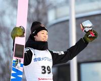 　今季初優勝し、声援に応える小林陵侑