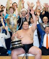 　大相撲夏場所で初優勝を果たし、支度部屋で賜杯を手に喜ぶ照ノ富士＝２０１５年５月