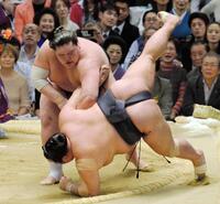 　豊ノ島を極め出しで破った照ノ富士＝２０１５年３月