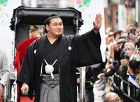 　パレードに詰めかけた大勢のファンに手を振る豊昇龍（撮影・開出牧）