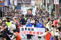 　人力車に乗ってパレードに集まった大勢のファンに手を振る豊昇龍（後方中央）＝撮影・開出牧