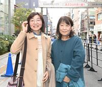 　豊昇龍に日本語を教えた岡田有美子さん（左）と西巻まゆみさん。パレードで豊昇龍に呼び止められ感激（撮影・開出牧）