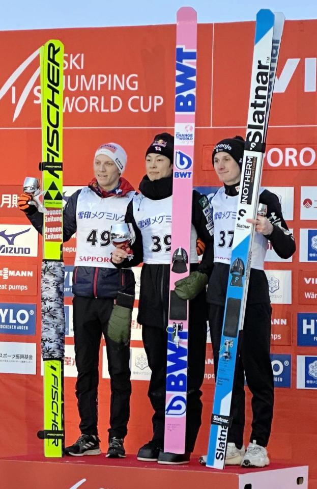 　今季初優勝を飾った小林陵侑（中央）