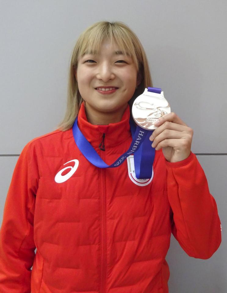 　冬季アジア大会から帰国し、銀メダルを手にするフィギュアスケート女子の坂本花織