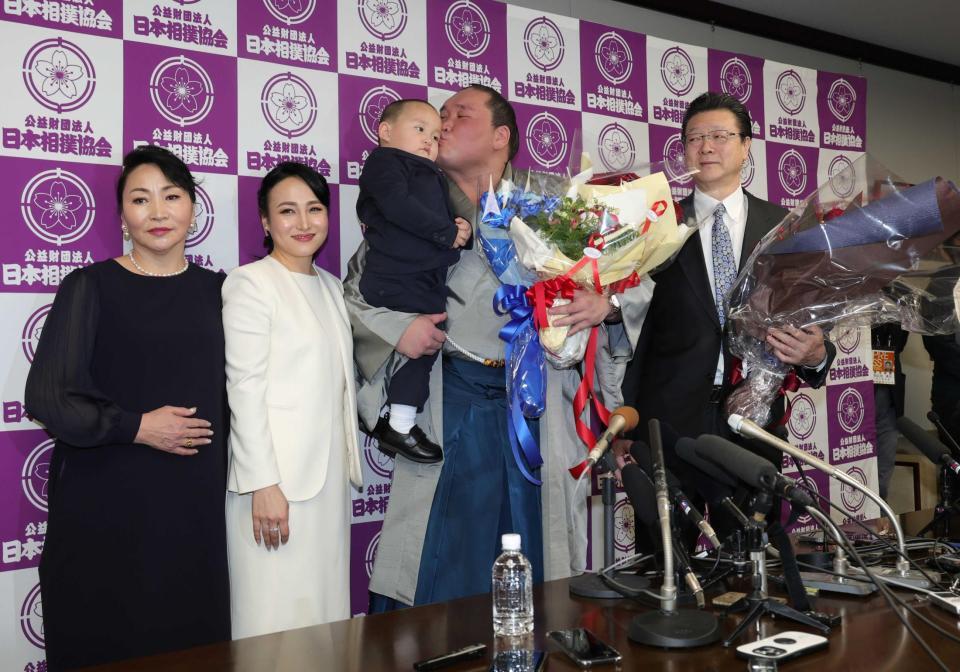 　花束を届けた愛息・照務甚くんにキスする照ノ富士。（左から）母・オヨンエルデネさん、ツェグメド・ドルジハンド夫人。右は伊勢ケ浜親方＝１月