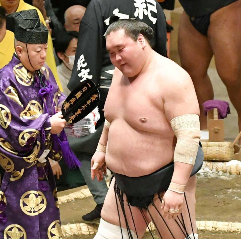 　若隆景に肩透かしで敗れ、首をかしげる照ノ富士＝１月