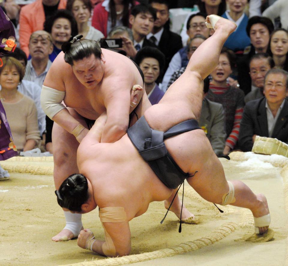 　豊ノ島を極め出しで破った照ノ富士＝２０１５年３月