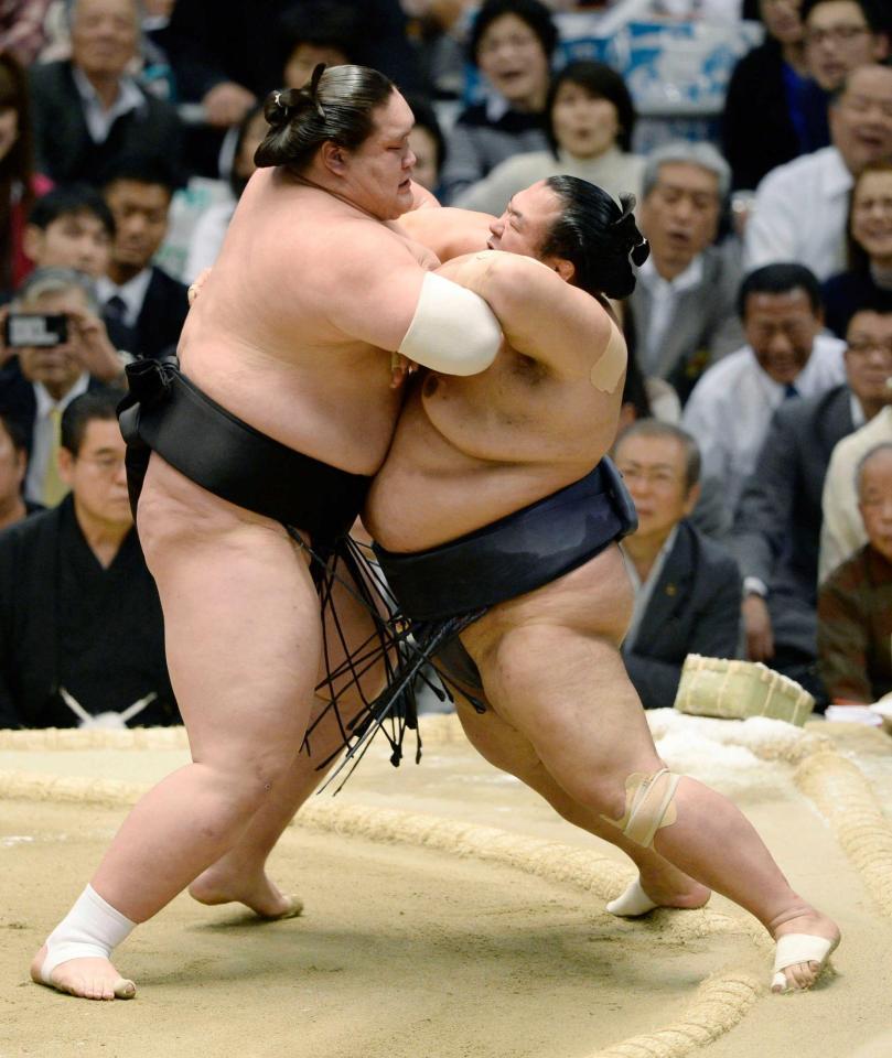 　照ノ富士（左）がきめ出しで豊ノ島を破る＝２０１５年３月