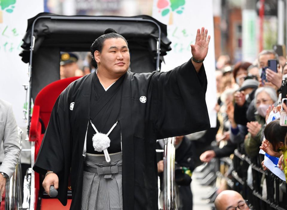 　パレードに詰めかけた大勢のファンに手を振る豊昇龍（撮影・開出牧）