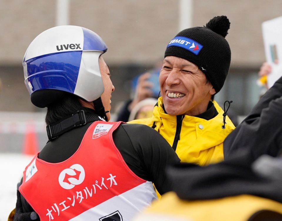 　２戦連続優勝した小林陵侑（左）と抱き合う葛西紀明