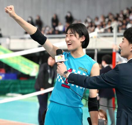 　母・愛さんに優勝を報告する共栄学園・秋本美空＝１月１２日