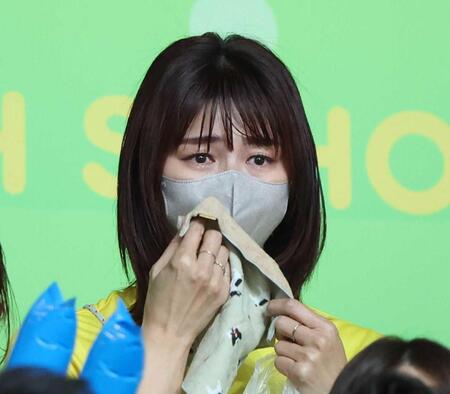 　愛娘の共栄学園・秋本美空の優勝に涙がとまらない母・愛さん＝１月１２日