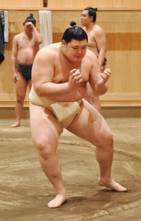 　稽古で汗を流す大の里＝茨城県阿見町の二所ノ関部屋