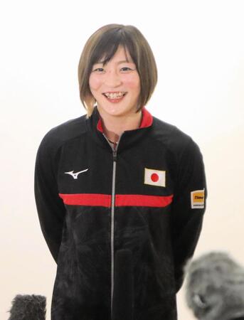 　取材に応じる角田夏実